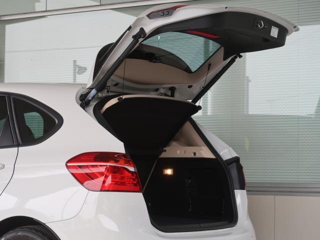 BMW 2シリーズ 218iAアクティブツアラー セレブレーションエディション・ファッショニスタ ベージュレザー 電動リアゲートの画像8